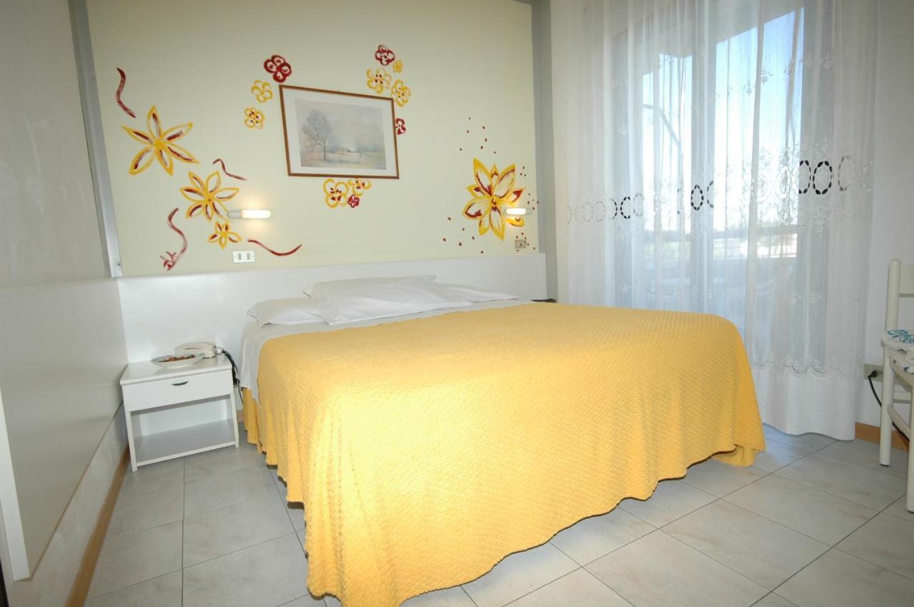 Hotel Betty Rimini Exteriör bild
