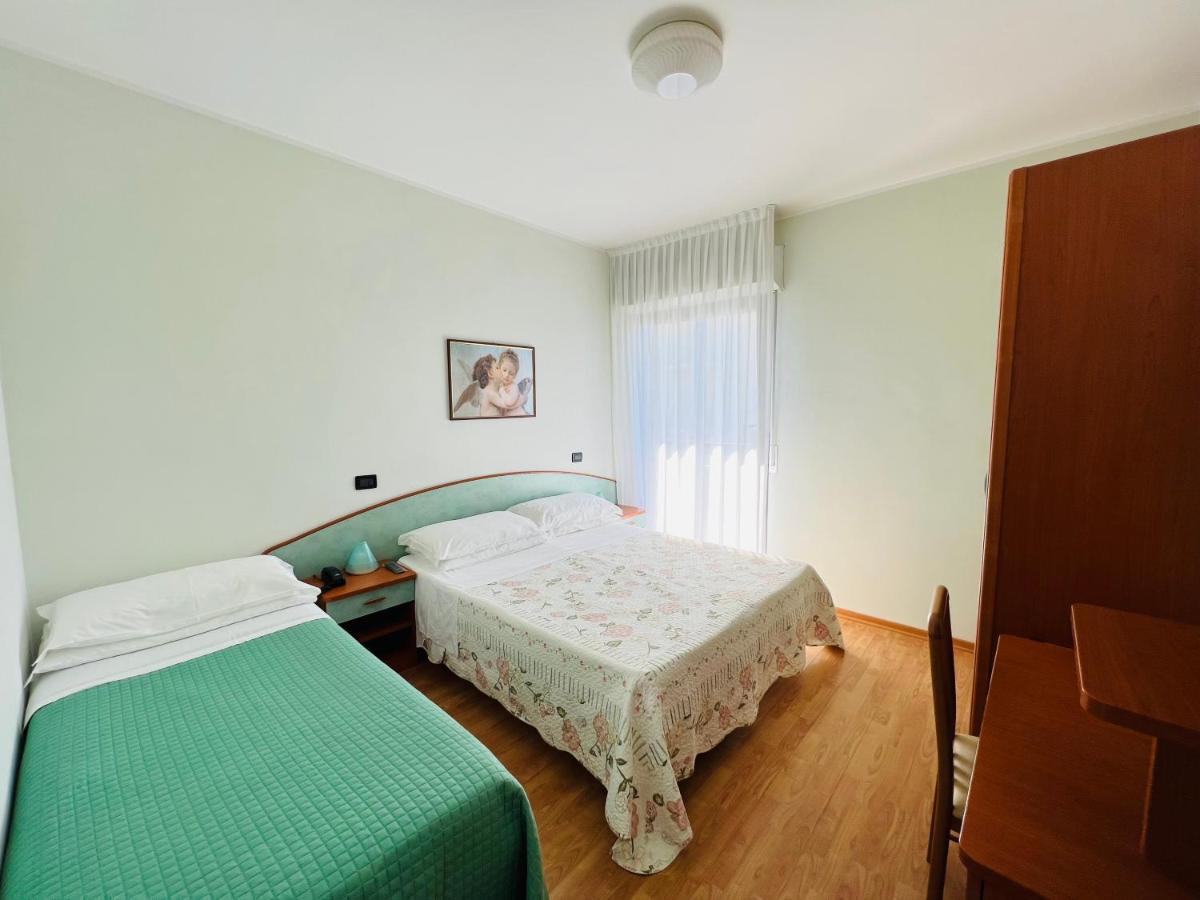 Hotel Betty Rimini Exteriör bild