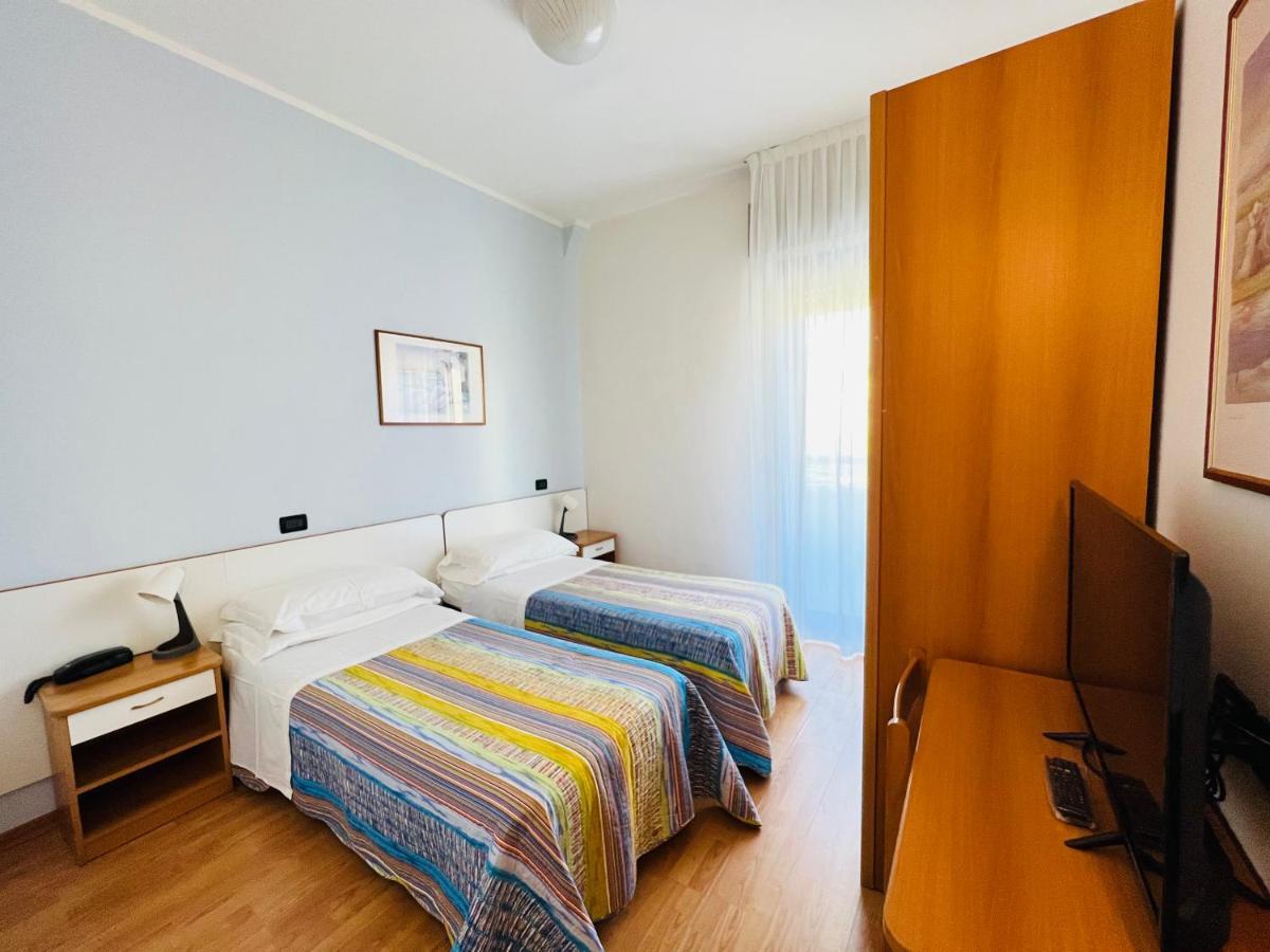 Hotel Betty Rimini Exteriör bild