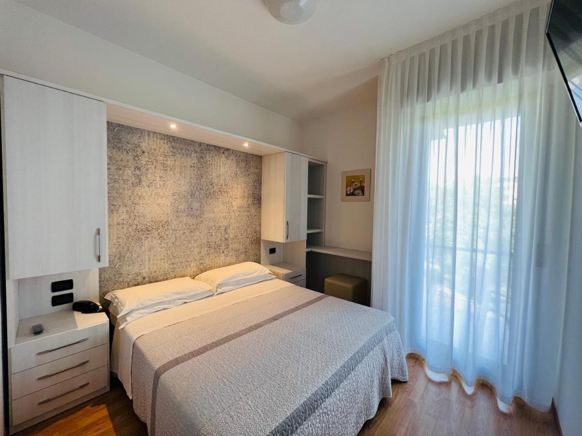 Hotel Betty Rimini Exteriör bild