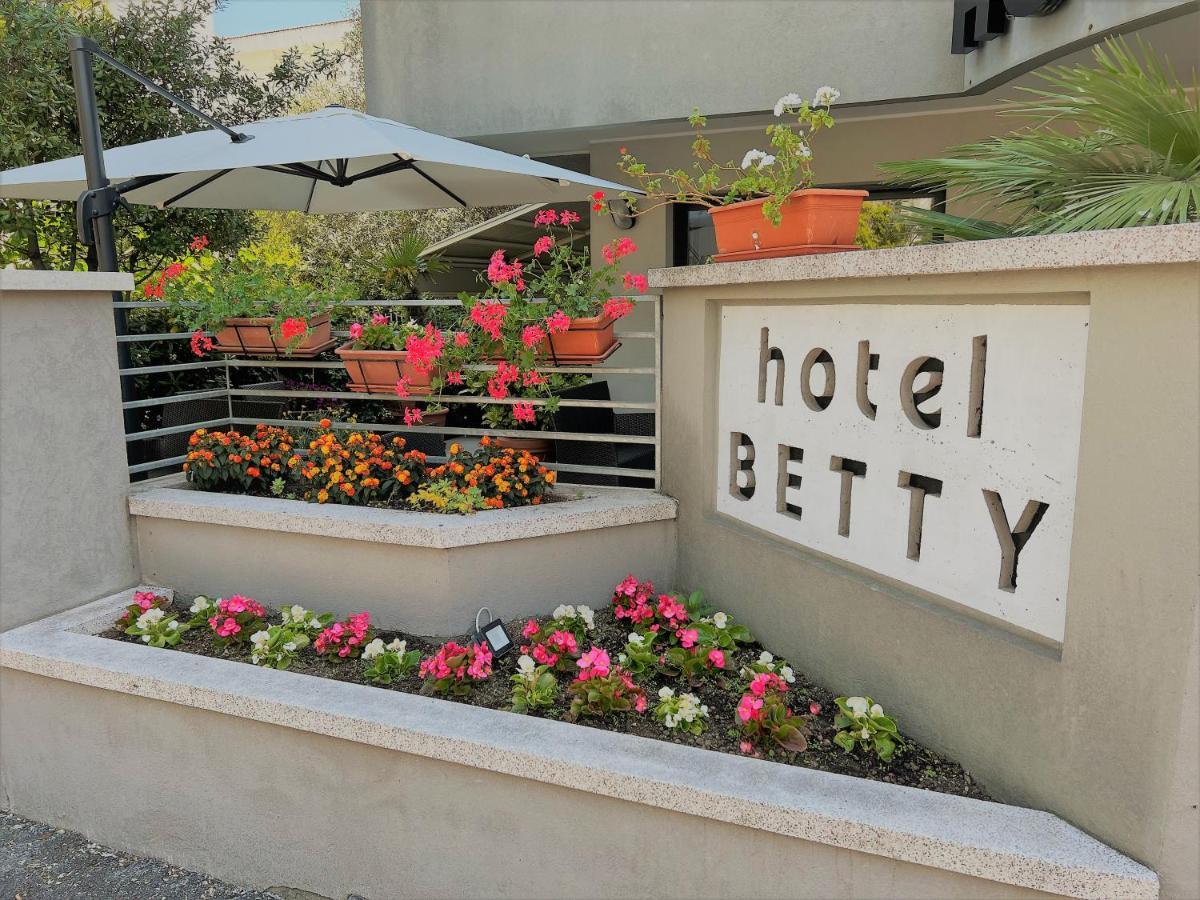 Hotel Betty Rimini Exteriör bild