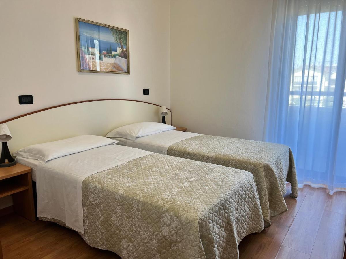 Hotel Betty Rimini Exteriör bild